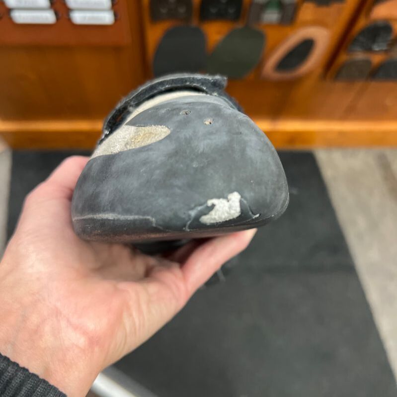 Klimschoen met een versleten rand of toecap